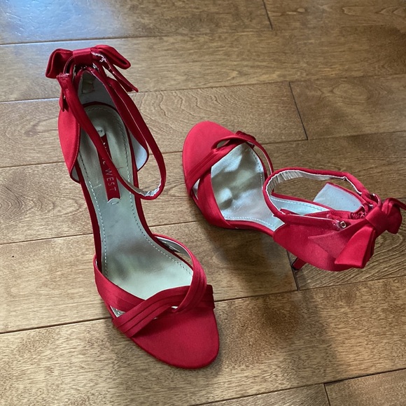 Nine West open toe ankle strap heals - Red & Black pairs - Picture 3 of 6